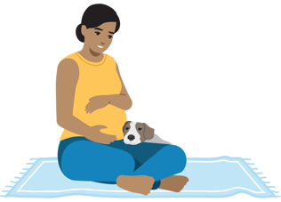 Persona embarazada sentada con su perro