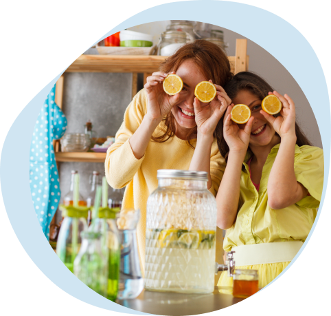 Madre e hija jugando con limones