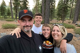 Mariann Stephens y su familia tomándose una selfi en Lago Tahoe