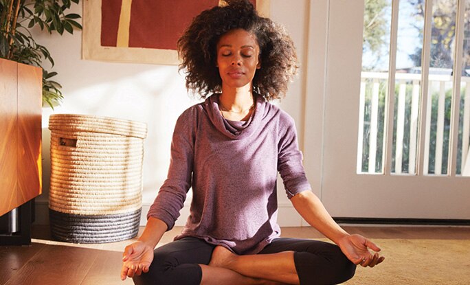 Persona meditando en posición de loto.
