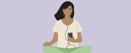 Persona escuchando con auriculares desde su teléfono