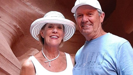 Robert y Dianna Binkley, miembros de Kaiser Permanente, posando junto a una cueva