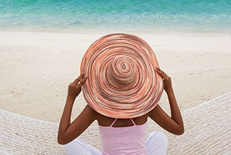 Persona usando un sombrero grande en la playa