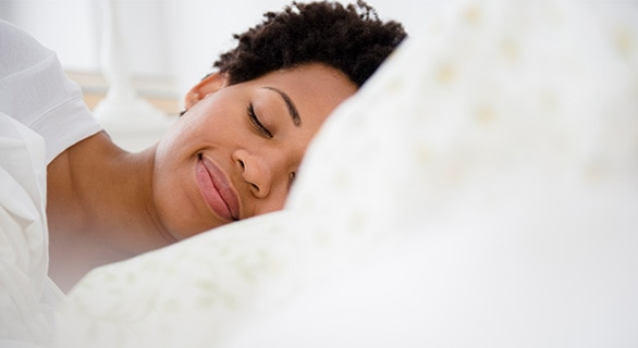 Persona durmiendo en una cama