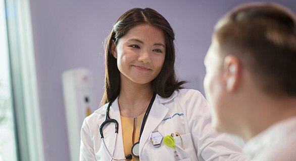 Doctor hablando con el paciente