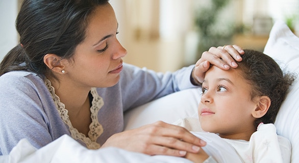 Mamá midiéndole la fiebre a su hijo