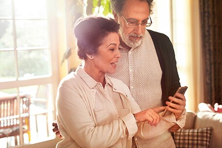 pareja mayor mira el teléfono