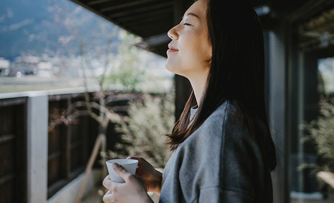 Persona relajándose con una taza de café