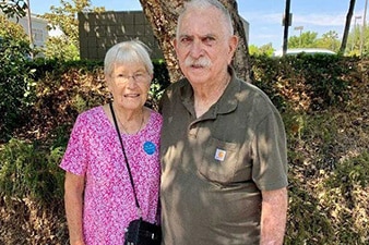 Mary (izquierda) y Marvin Wenzel recibieron la vacuna contra la gripe de dosis alta