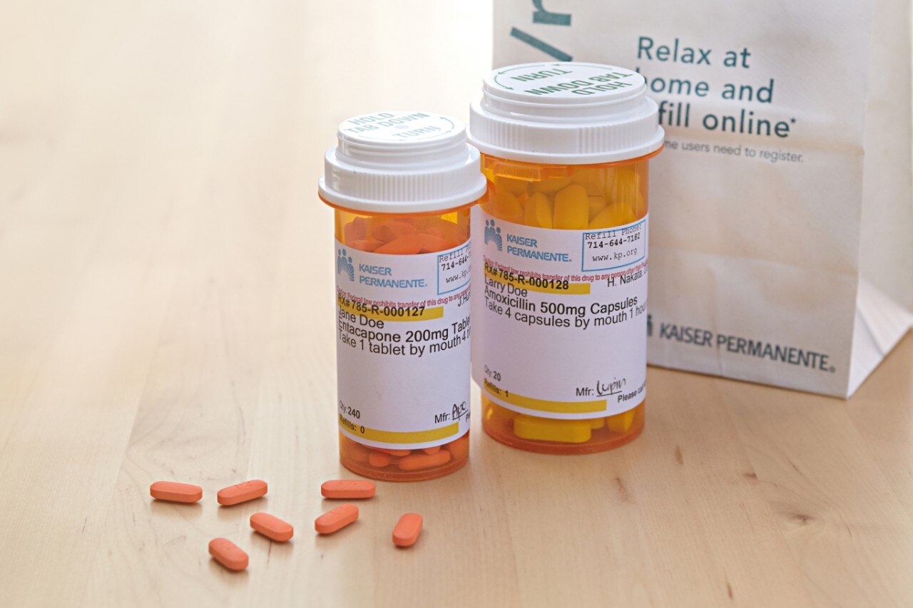 Frascos de medicamentos y bolsa sobre una mesa