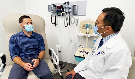 Médico hablando con un paciente