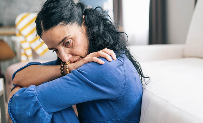 Persona con ansiedad sentada en su casa