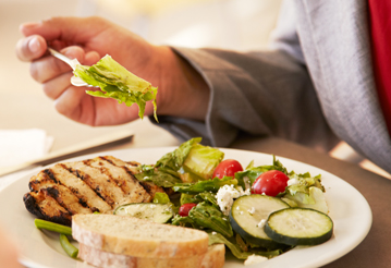 Una persona alimentándose saludablemente