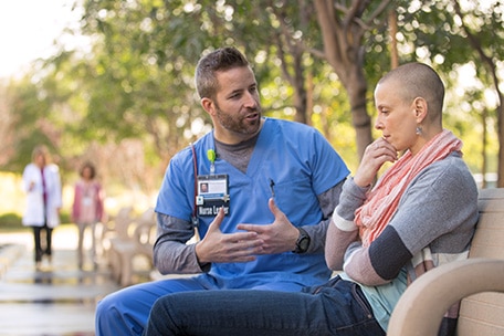 Investigador hablando con una paciente