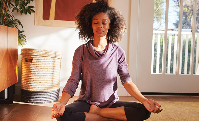 Persona meditando en posición de loto.