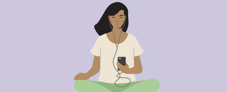 Persona escuchando con auriculares desde su teléfono
