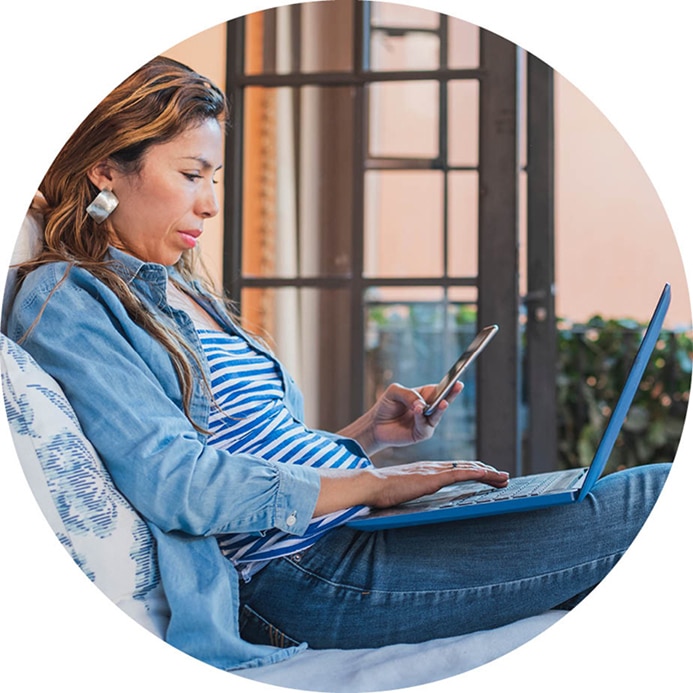 Persona mirando el teléfono