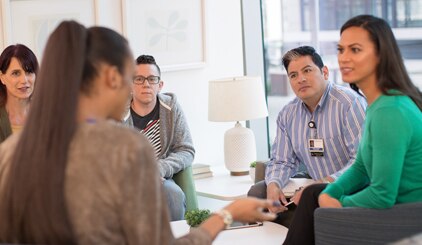 Miembros de un grupo de apoyo hablando sobre su recuperación