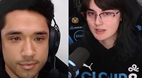 Dos adultos jóvenes conversando por videollamada