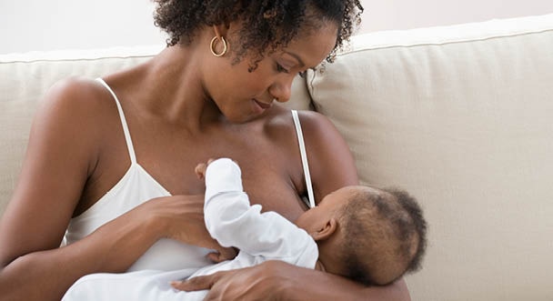 Madre amamantando a su bebé