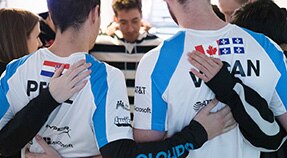 Jugadores de un equipo abrazados en ronda