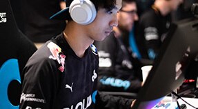Joven con auriculares usando una computadora