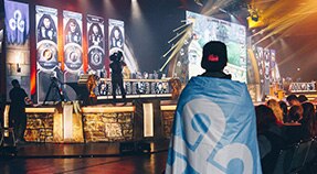 Adulto joven mirando el escenario en una convención de videojuegos